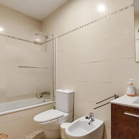 4 Bedroom Awesome In Apartment *