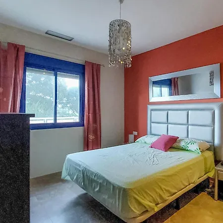 4 Bedroom Awesome In Apartment *
